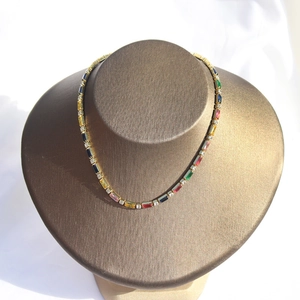 Gros plan du collier en zircon arc-en-ciel avec pierres multicolores sur un porte-bijou