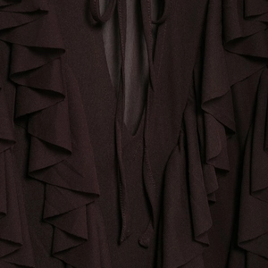 Dunkelbraunes Langarmkleid im Urlaubsstil mit Volants und Bindedetail am Ausschnitt