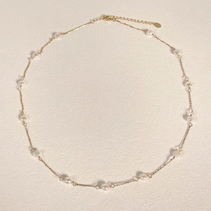 Elegant 925 sterling silver pearl necklace with gold chain and white shell discs decoration