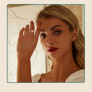 Close-up of elegant 925 silver ring featuring a white freshwater pearl on model's hand
