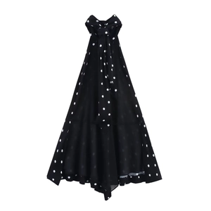 Vista dettagliata dell'abito a pois neri con scollo all'americana in chiffon