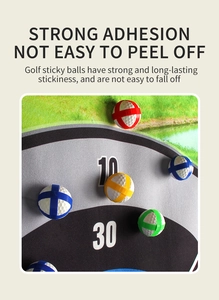 Detalle de bolas de golf adhesivas de colores en el tapete de puntuación para niños