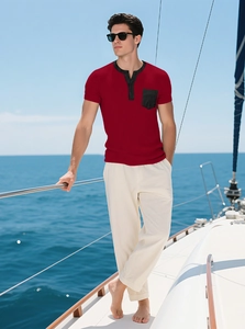 T-shirt henley gaufré pour homme rouge avec poche noire sur un voilier en mer