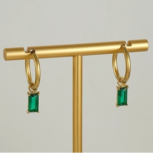 Vue détaillée de créoles en or 18 carats avec d'élégants pendentifs en zircon vert rectangle