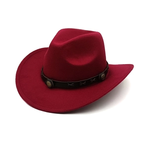 Détail d'un chapeau de cow-boy en laine bordeaux avec ruban en cuir et boucle en métal