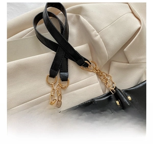 Détail de la bandoulière en cuir noir avec maillons dorés et finition PU texturée