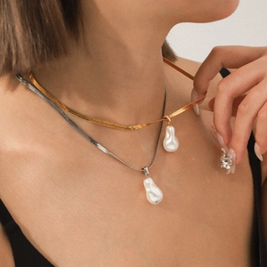 Pendentifs perles baroques sur chaînes serpent dorées et argentées sur modèle