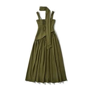 Armeegrünes Trägerkleid mit Seitenschlitz und Bandschleife vor weißem Hintergrund