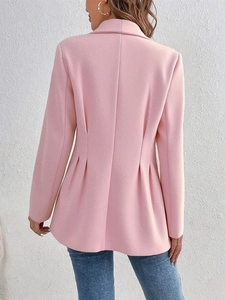 Vue arrière d'un blazer rose cintré avec des plis à la taille et une coupe élégante