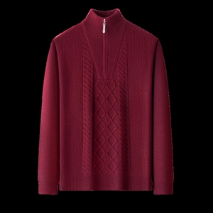 Detail eines weinroten Strickpullovers mit halbem Reißverschluss und Zopfmuster