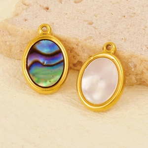 Détail des pendentifs ovales en acier inoxydable avec incrustation de nacre et d'abalone