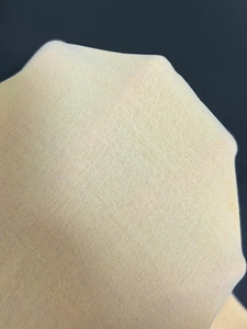 Macro de tejido de punto beige transpirable con detalles de malla fina y elástica