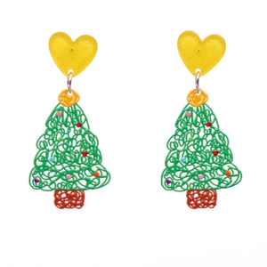 Gros plan de boucles d'oreilles sapin de Noël avec cœurs jaunes et détails colorés
