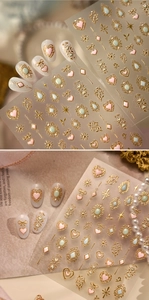 Detail von 3D-Präge-Nagelaufklebern mit goldenen Herzen und Sternen im Vintage-Royal-Stil