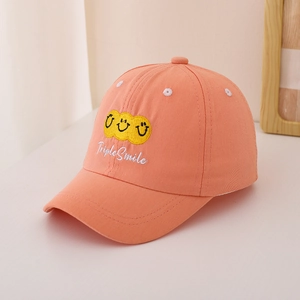 Detail der korallenrosa Baumwoll-Basecap mit dreifachem Smile-Stick und Text