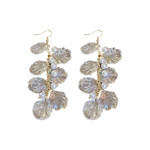 Boucles d'oreilles fleurs en acrylique vintage avec pétales irisés et perles blanches