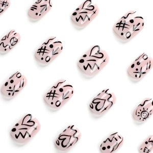 Unghie finte corte rosa con motivi graffiti neri e design a forma di cuore