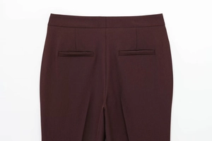 Détail d'un pantalon de tailleur taille haute avec coutures et poches arrière