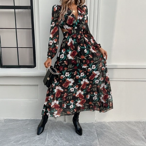Robe longue fleurie à col en V avec manches longues et découpes à la taille noire