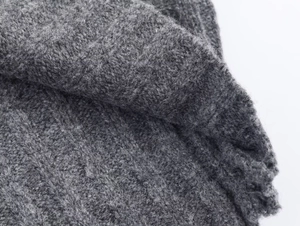 Vue macro de la texture du tissu en laine tricotée côtelée gris foncé de haute qualité