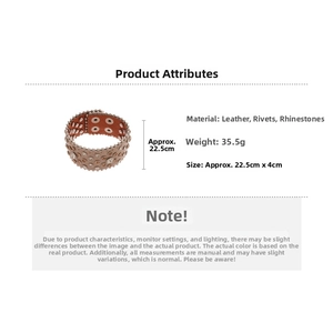 Détail macro du bracelet en cuir marron avec strass et rivets avec les dimensions