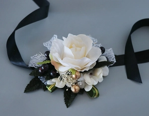 Vue macro d'un corsage de poignet rose en soie blanche avec dentelle et ruban noir chic