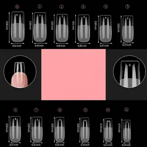 Set de 550 faux ongles carrés mats avec tableau de 12 tailles sur fond noir professionnel