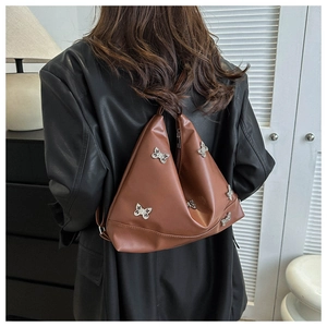 Zaino in pelle PU marrone con farfalle decorative vista posteriore indossato da modella