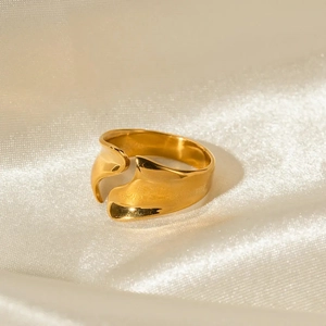 Bague large dorée en acier inoxydable avec design ondulé irrégulier et fini poli chic