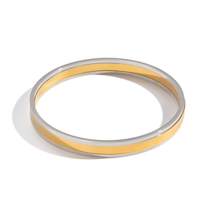 Detailansicht eines zweifarbigen geometrischen 18K Gold-Silber-Armreifs für Damen