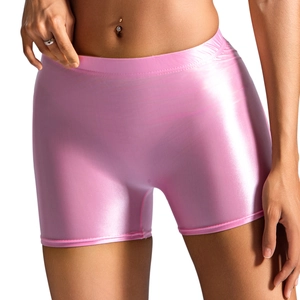 Dettaglio di pantaloncini da yoga a vita alta in tessuto spandex rosa metallizzato lucido