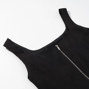 Détail du haut noir à col carré avec fermeture éclair argentée et tissu lisse de qualité