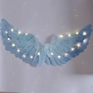 Dettaglio di ali di piume azzurre con strisce luminose a LED bianco caldo