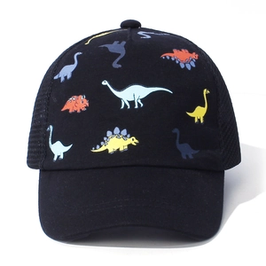 Dettaglio del cappello da baseball nero per bambini con vivaci stampe di dinosauri