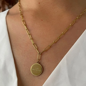 Collier maille trombone doré avec pendentif rond gravé du texte I AM PROTECTED chic