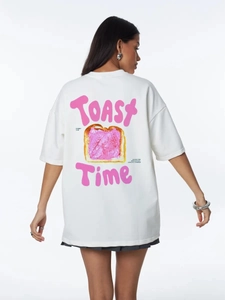 Λευκό βαμβακερό t-shirt με στάμπα τοστ στην πλάτη και κείμενο TOAST Time σε φαρδιά γραμμή