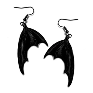 Vue détaillée des boucles d'oreilles gothiques ailes de chauve-souris noires brillantes
