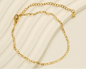 Detailansicht der 18K vergoldeten Figaro-Fußkette aus Edelstahl mit S-STEEL-Prägung