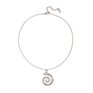 Détail macro du collier en acier inoxydable argenté avec pendentif spirale sur fond blanc