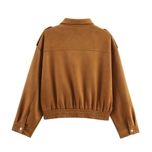 Dettaglio retro giacca scamosciata marrone chiaro con orlo elastico e trama vellutata