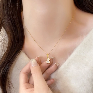 Magnifique collier pendentif wulu plaqué or avec incrustation de nacre blanche