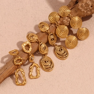Boucles d'oreilles pendantes géométriques irrégulières en acier plaqué or 18 carats