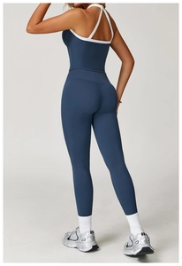 Detail van de marineblauwe yogaset met racerbacktop en sportlegging met hoge taille