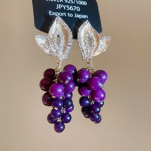 Détail de boucles d'oreilles grappe en argent S925 avec perles violettes et cristaux
