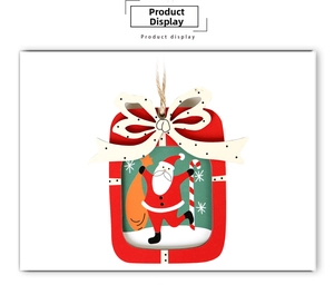 Détail d'ornement de Noël en bois avec illustration du Père Noël et nœud à pois