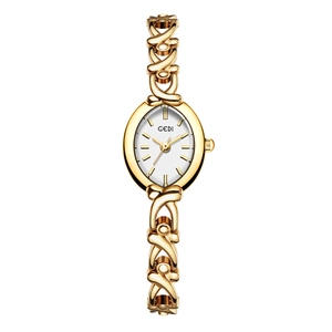 Détail de la montre bracelet dorée pour femme avec cadran ovale et maillons fins