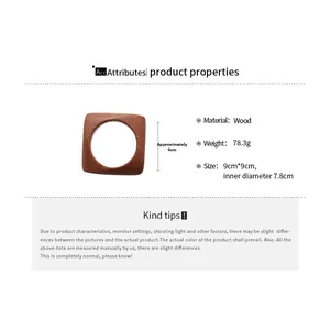 Vue détaillée d'un bracelet carré en bois montrant le grain naturel et 7,8 cm de diamètre