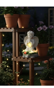 Detalle de una estatua de ángel solar con una cruz luminosa en un entorno de jardín