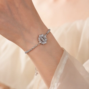 Détail du bracelet réglable en argent avec zircon brillant et pendentif portrait au poignet
