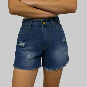 Gros plan d'un short en jean taille haute bleu foncé avec déchirures et ourlet effiloché